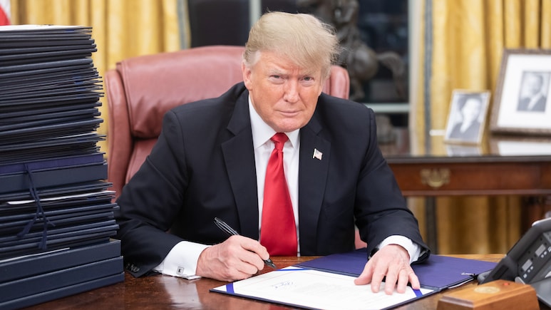 Trump Imposes 100% Tariffs On Foreign-Made Drugs, Reshapes Metal Duties