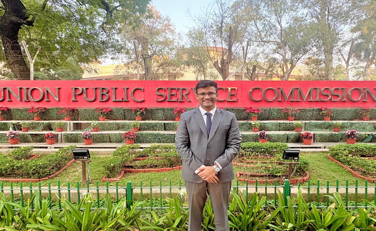 UPSC Topper 2025: कपड़ा व्यापारी के बेटे प्रक्षाल जैन की UPSC में 'धार'दार 8वीं रैंक; जानिए कैसे मिली सफलता?