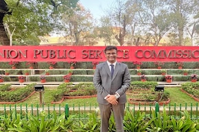 UPSC Topper 2025: कपड़ा व्यापारी के बेटे प्रक्षाल जैन की UPSC में 'धार'दार 8वीं रैंक; जानिए कैसे मिली सफलता?
