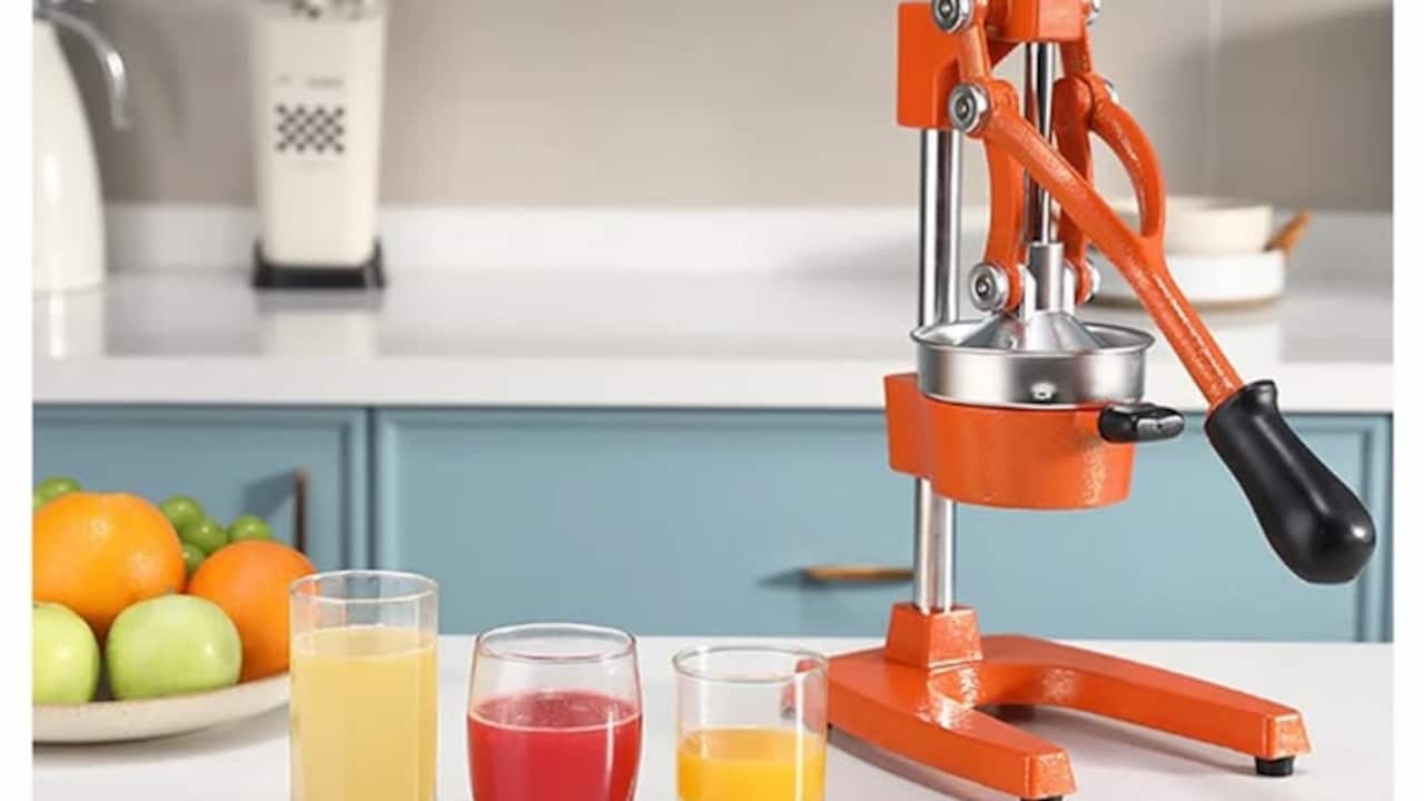 Manual Juicers Vs Electric Juicers: Which One Preserves More Nutrients?