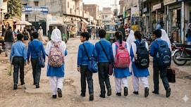 ईरान जंग के बीच पाकिस्तान में क्यों बंद हो गए स्कूल-कॉलेज? दफ्तरों में भी वर्क फ्रॉम होम