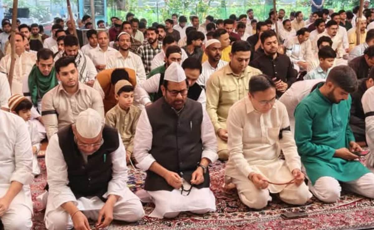 काली पट्टी बांधे दिखे नमाजी, बीच में थे मुख्तार अब्बास नकवी; ईद पर खामेनेई को याद कर भावुक हुआ मुस्लिम समुदाय