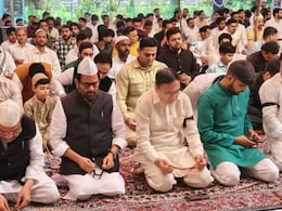 काली पट्टी बांधे दिखे नमाजी, बीच में थे मुख्तार अब्बास नकवी; ईद पर खामेनेई को याद कर भावुक हुआ मुस्लिम समुदाय