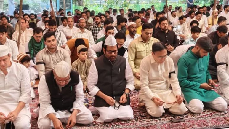 काली पट्टी बांधे दिखे नमाजी, बीच में थे मुख्तार अब्बास नकवी; ईद पर खामेनेई को याद कर भावुक हुआ मुस्लिम समुदाय