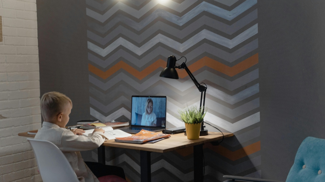 How To Pick An Eye-Safe Study Lamp Based On Colour Temp How To Pick An Eye-Safe Study Lamp Based On Colour Temp