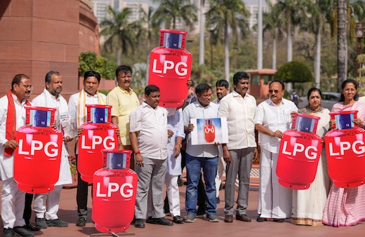 LIVE अपडेट्स: संसद में आज डबल घमासान, CEC पर महाभियोग नोटिस देने की तैयारी में विपक्ष, गैस संकट पर हंगामे के आसार