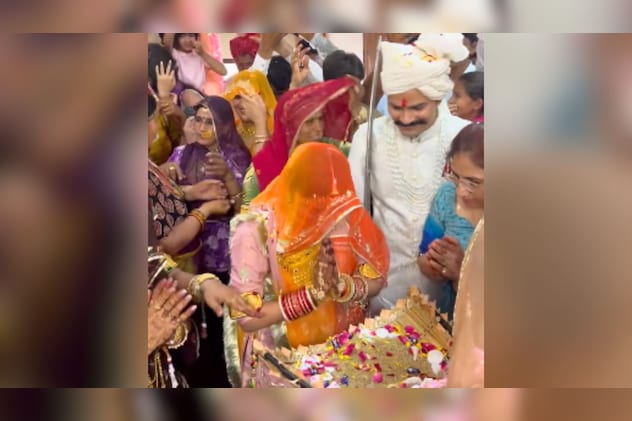 अंशिका पूरी तरह से लग रही थी राजस्थानी बिंदणी अंशिका पूरी तरह से लग रही थी राजस्थानी बिंदणी