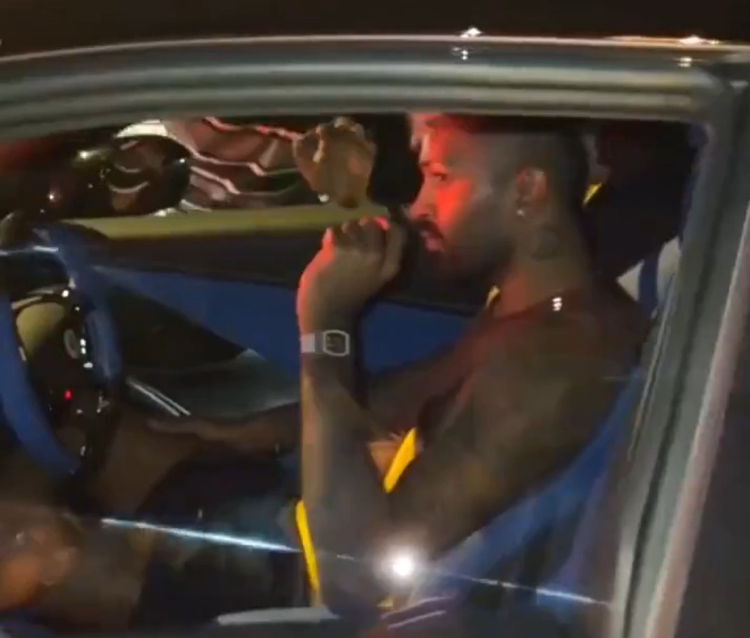 VIDEO: नई नवेली फेरारी 12 सिलिंडरी कार में हार्दिक पंड्या ने शर्टलेस होकर भरी रफ्तार, दंग रह गई दुनिया