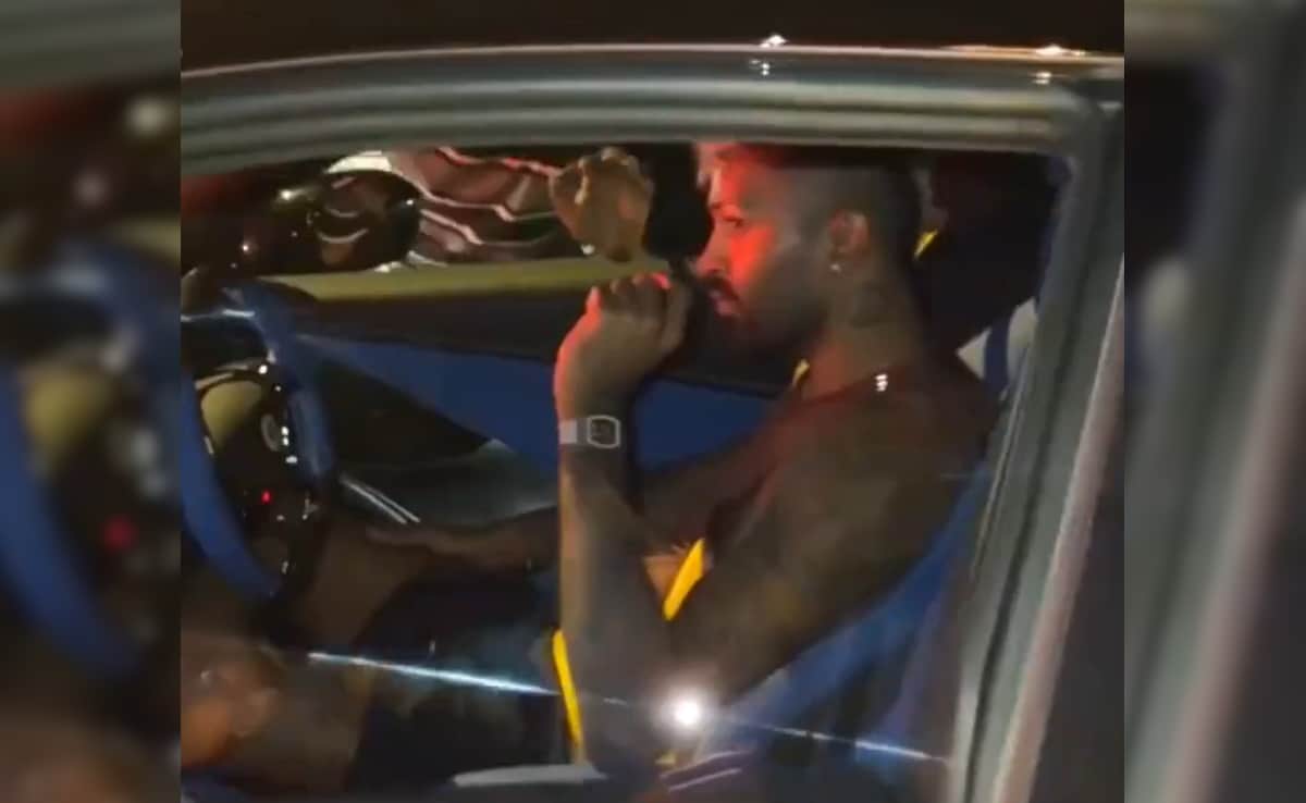 VIDEO: नई नवेली फेरारी 12 सिलिंडरी कार में हार्दिक पंड्या ने शर्टलेस होकर भरी रफ्तार, दंग रह गई दुनिया