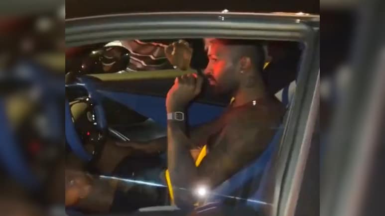 VIDEO: नई नवेली फेरारी 12 सिलिंडरी कार में हार्दिक पंड्या ने शर्टलेस होकर भरी रफ्तार, दंग रह गई दुनिया