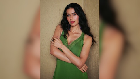 स्टाइल में अव्वल हैं अक्षय कुमार की भांजी सिमर भाटिया, खूबसूरती में ट्विंकल खन्ना को देती हैं टक्कर, ग्रीन ड्रेस के इस लुक में जीता सबका दिल