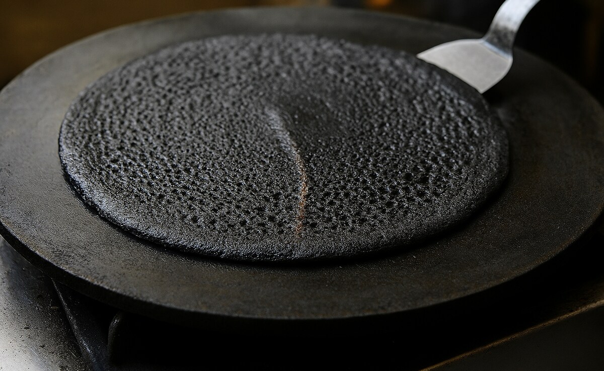 वायरल &ldquo;ब्लैक डोसा&rdquo; ने इंटरनेट पर मचाई हलचल, लोगों ने कहा- डोसे के साथ यह क्या हो गया?