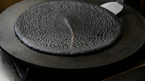 वायरल &ldquo;ब्लैक डोसा&rdquo; ने इंटरनेट पर मचाई हलचल, लोगों ने कहा- डोसे के साथ यह क्या हो गया?