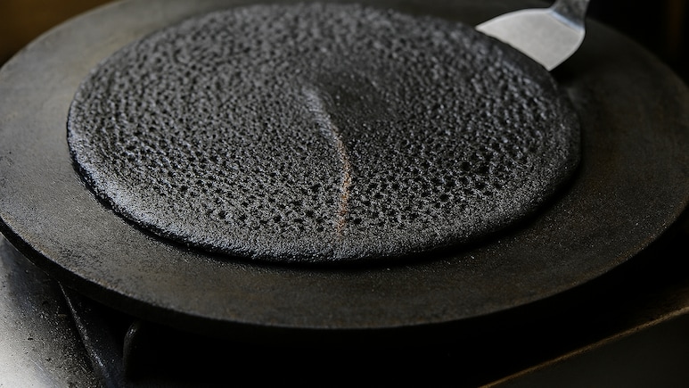 वायरल &ldquo;ब्लैक डोसा&rdquo; ने इंटरनेट पर मचाई हलचल, लोगों ने कहा- डोसे के साथ यह क्या हो गया?