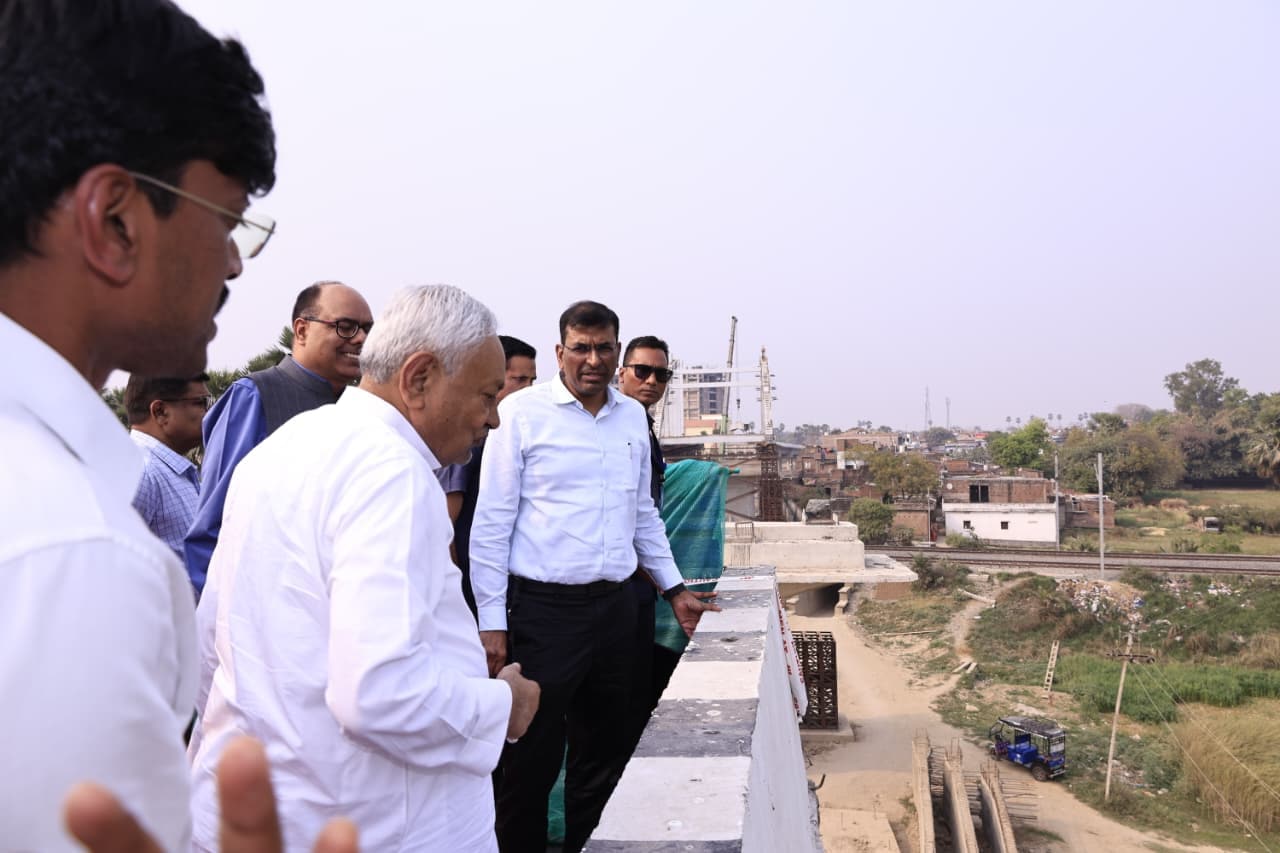 ROB का निरीक्षण करते नीतीश कुमार.