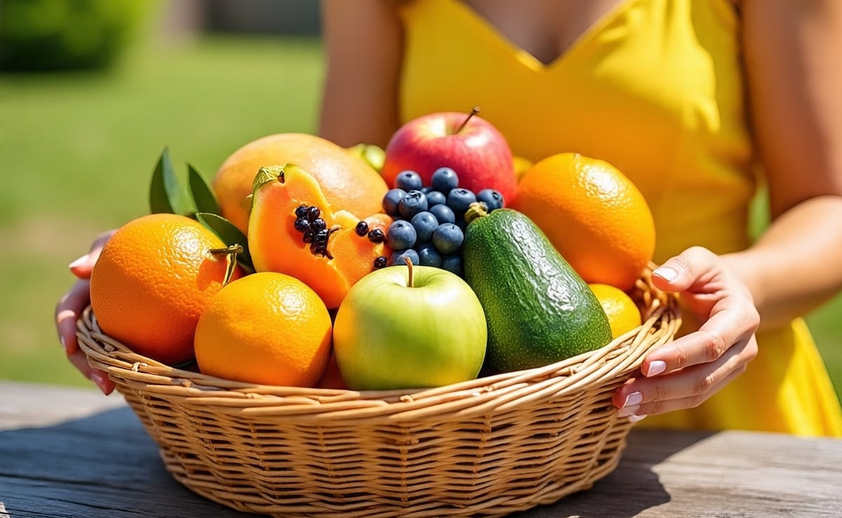 बिना स्किनकेयर के भी चमकेगा चेहरा, बस डाइट में शामिल करें ये 5 जादुई फल!