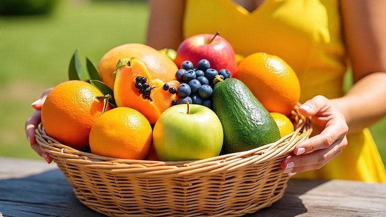 बिना स्किनकेयर के भी चमकेगा चेहरा, बस डाइट में शामिल करें ये 5 जादुई फल!