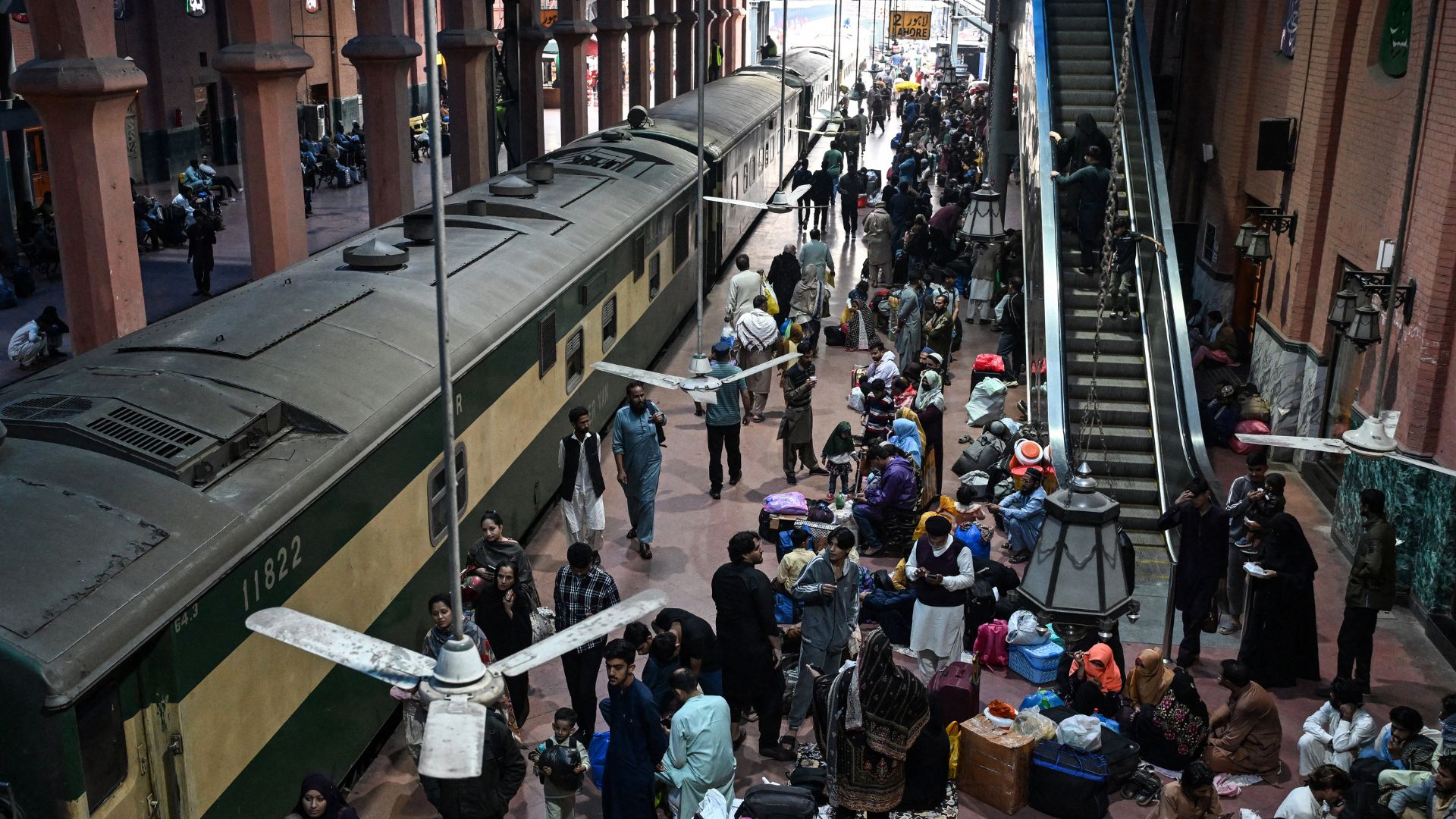 पाकिस्तान के लाहौर में ईद के मौके पर रेलवे स्टेशन पर बढ़ी भीड़