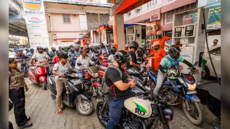 Petrol Storage Limit: घर पर कितना पेट्रोल रख सकते हैं? लिमिट से रखा ज्यादा रखने पर क्या होगा, जानिए क्या कहते हैं नियम