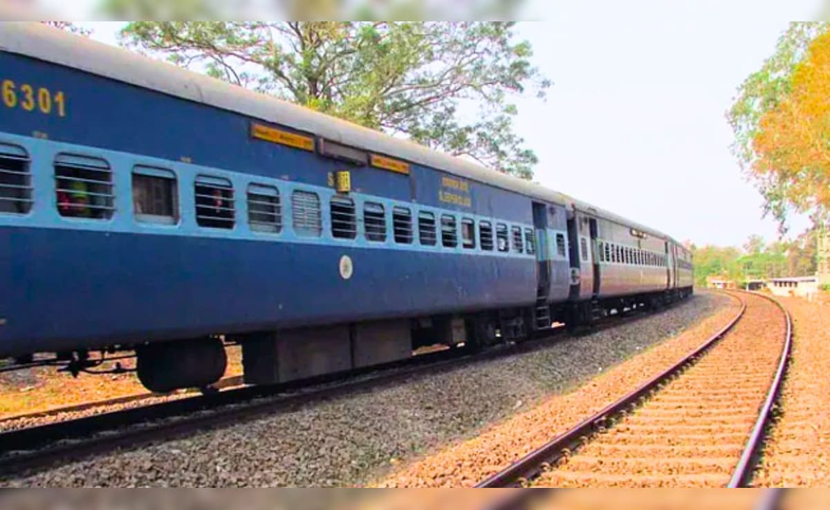 यात्रीगण कृपया ध्यान दें! अभी भी चलती रहेंगी होली स्पेशल ट्रेनें, ये रही पूरी लिस्ट