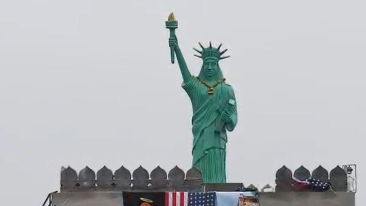 पंजाब में कहां बना दिया स्टैच्यू ऑफ लिबर्टी? NRI शख्स के घर लगा मेला, लोगों में सेल्फी लेने की होड़