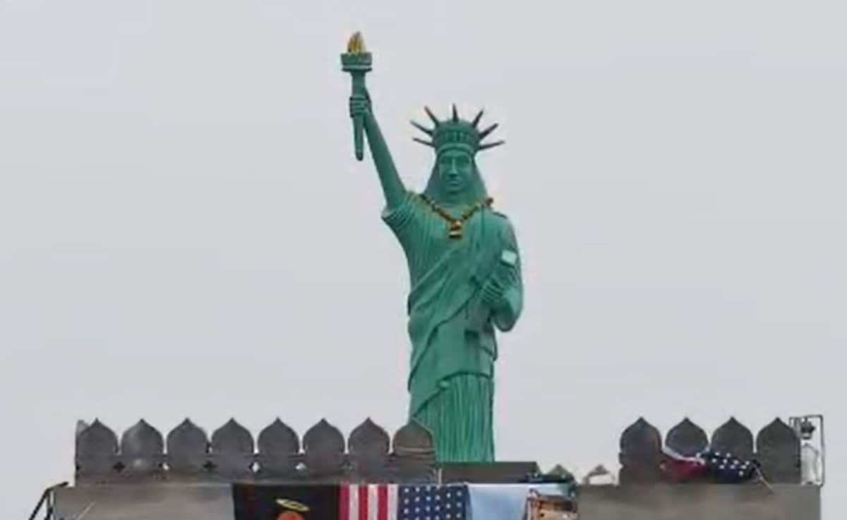 पंजाब में कहां बना दिया स्टैच्यू ऑफ लिबर्टी? NRI शख्स के घर लगा मेला, लोगों में सेल्फी लेने की होड़