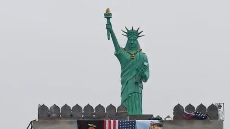 पंजाब में कहां बना दिया स्टैच्यू ऑफ लिबर्टी? NRI शख्स के घर लगा मेला, लोगों में सेल्फी लेने की होड़