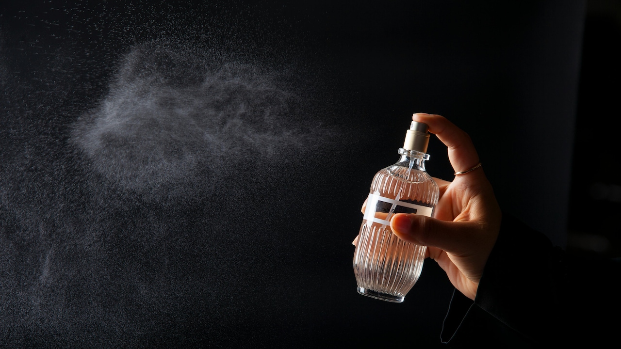 How To Layer Fragrances For Long-Lasting Scent: Expert Tips That Work