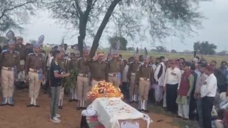 अलवर के जवान हरिओम का पार्थिव शरीर पहुंचा गांव, बेटे ने दी मुखाग्नि, नम आंखों से विदाई