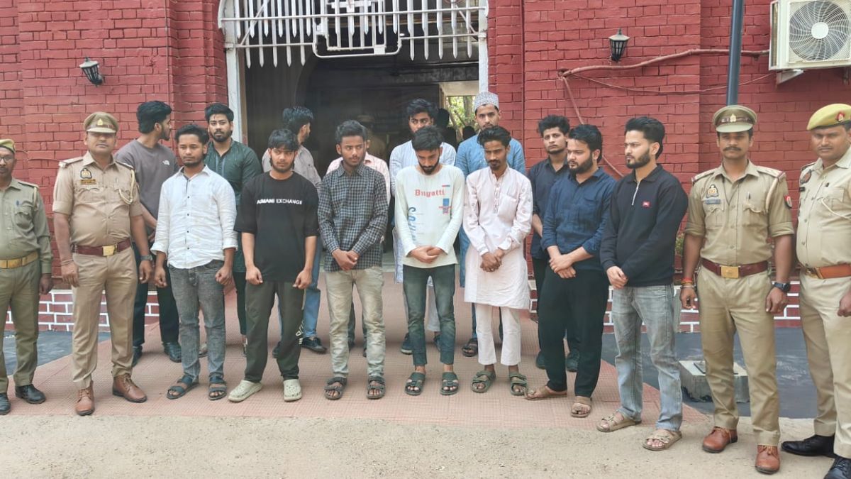 वाराणसी में गंगा के बीचों बीच उड़ाई इफ्तार की दावत, बिरयानी खाकर हड्डियां नदी में फेंकी, 14 अरेस्ट