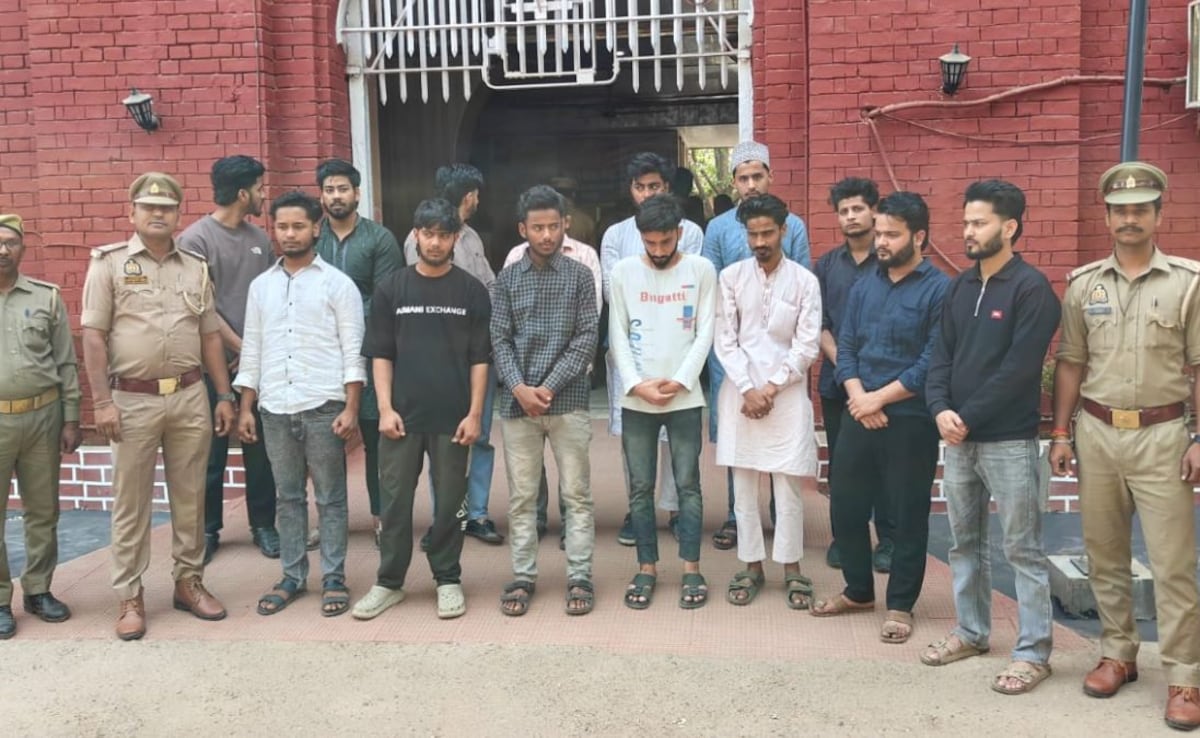 वाराणसी में गंगा के बीचों बीच उड़ाई इफ्तार की दावत, बिरयानी खाकर हड्डियां नदी में फेंकी, 14 अरेस्ट