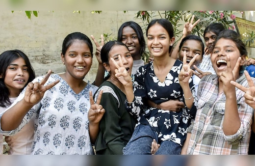 RBSE 12th Result 2026 LIVE (OUT): राजस्थान बोर्ड 12वीं में बेटियों ने गाड़ा झंडा, टॉप-5 में चार लड़कियां शामिल