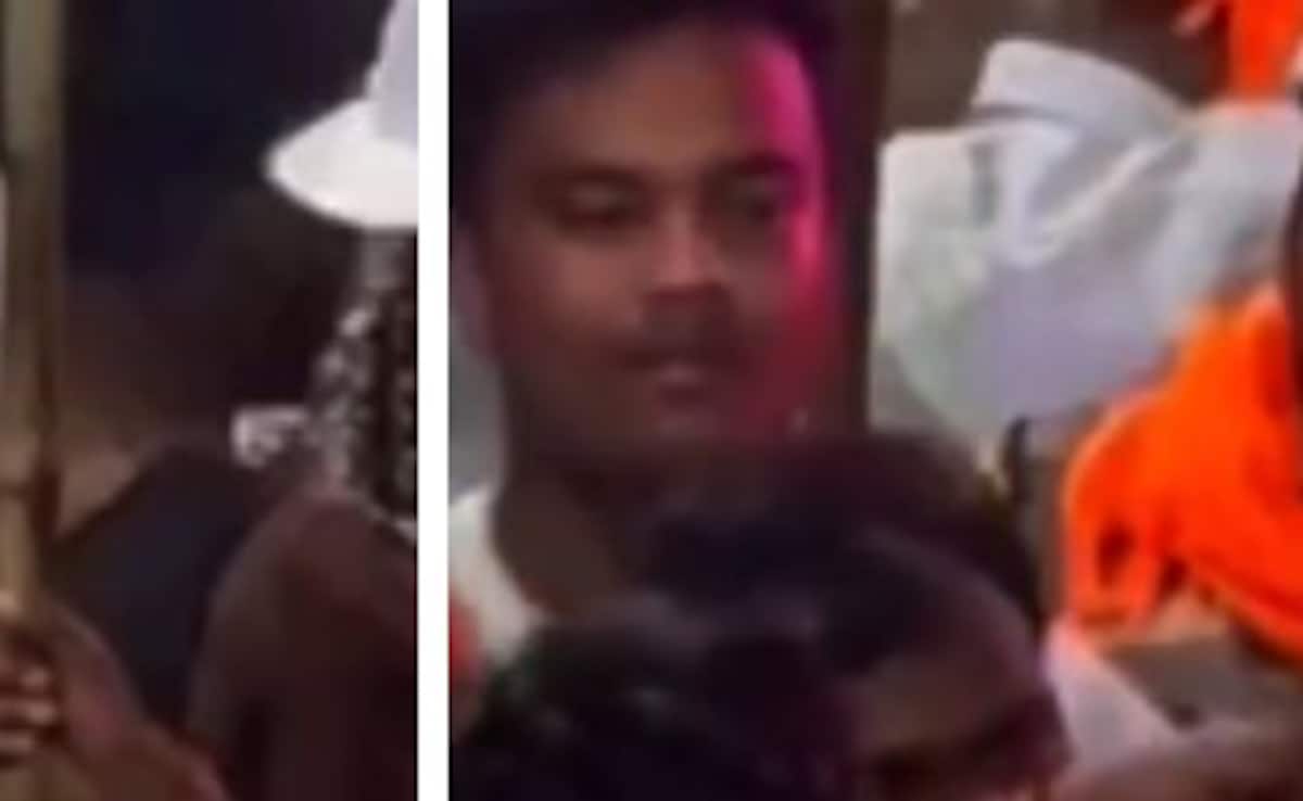 हजारीबाग: दारोगा की मूंछों पर मारा हाथ, बिना धैर्य खोए पुलिसकर्मी ने पार कराया रामनवमी जुलूस