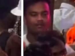 हजारीबाग: दारोगा की मूंछों पर मारा हाथ, बिना धैर्य खोए पुलिसकर्मी ने पार कराया रामनवमी जुलूस