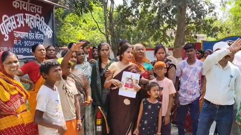 बिहार: पिता-बड़े बेटे ने मिलकर छोटे की छाती पर चलाया भाला, 6 दिन बाद भी कार्रवाई नहीं होने पर DIG ऑफिस का घेराव