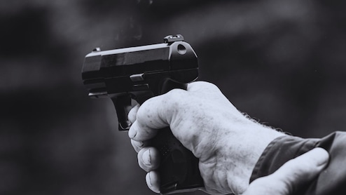 Pune News : गोळीबाराच्या घटनेनं पुणे हादरलं; एक तरुण गंभीर जखमी