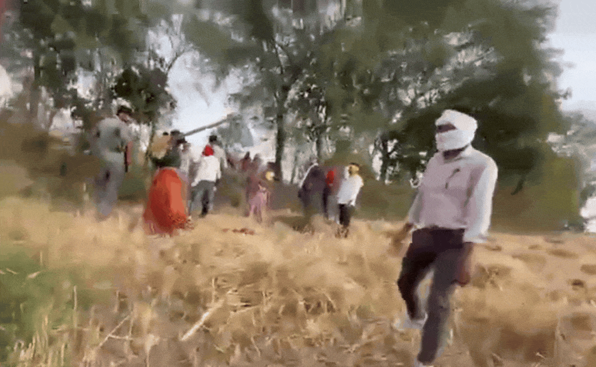 Video: चले लाठी-ठंडे, महिला संग ग्रामीणों ने खदेड़ा, फिर बचकर भागी बिजली विभाग की टीम