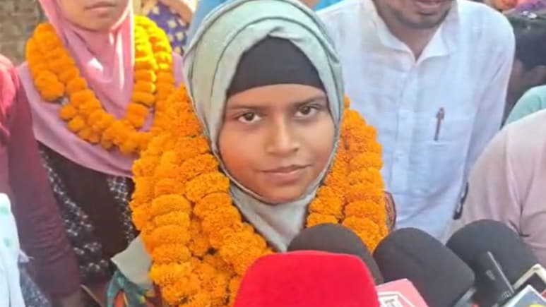 Bihar Board Result: राज मिस्त्री की बेटी नसरीन ने टॉप-10 में बनाई जगह, कहा- परिवार को गरीबी से निकालना है