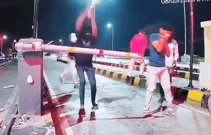 VIDEO: टोल नाके पर करणी सेना के नेताओं ने मचाया आतंक, लाठी-डंडों से की तोड़फोड़