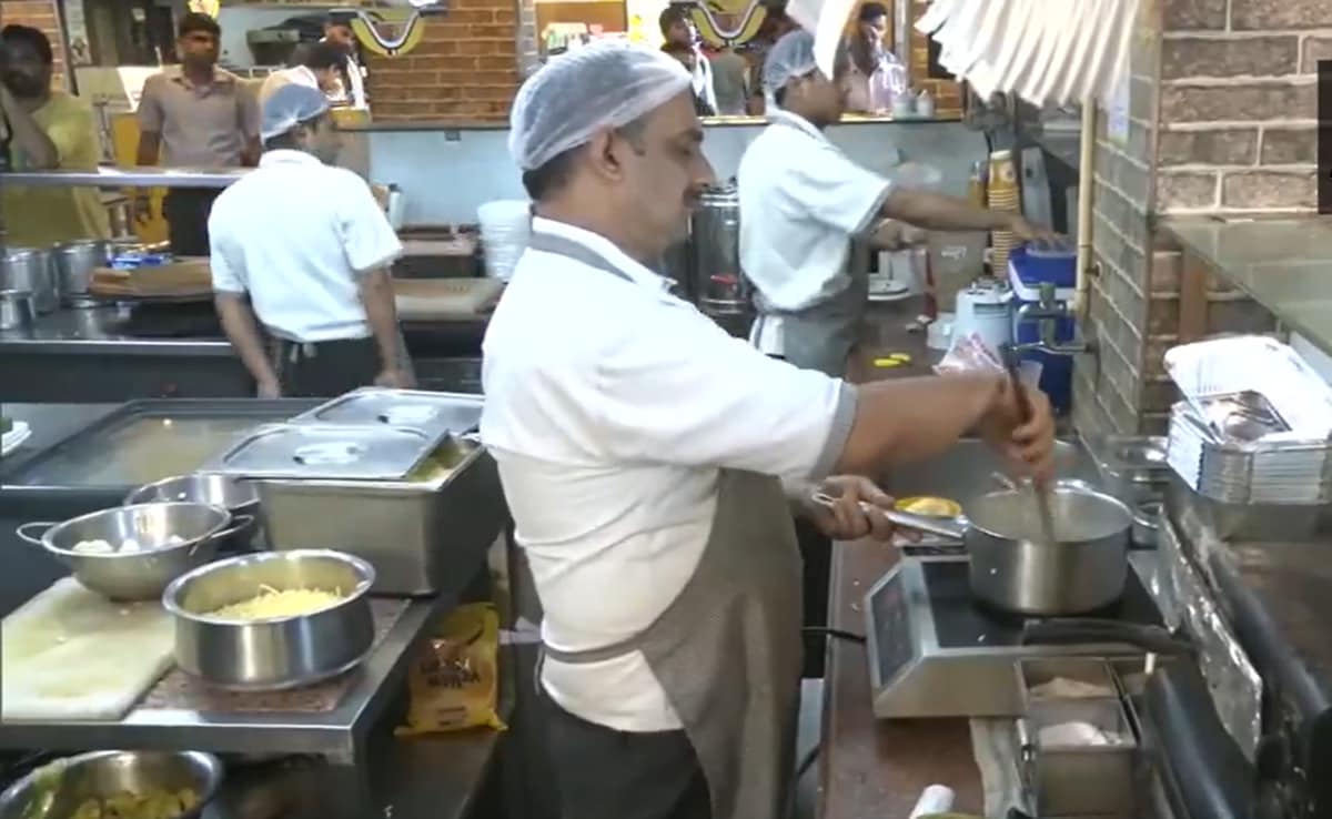 LPG Crisis: इंडक्शन पर कुकिंग करते हुए शेफ