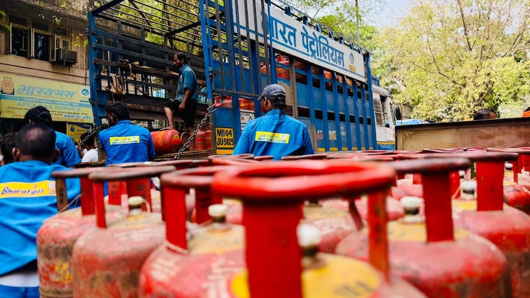 'Book LPG Refill Only When Required': Indian Oil Issues Advisory Amid Panic Booking