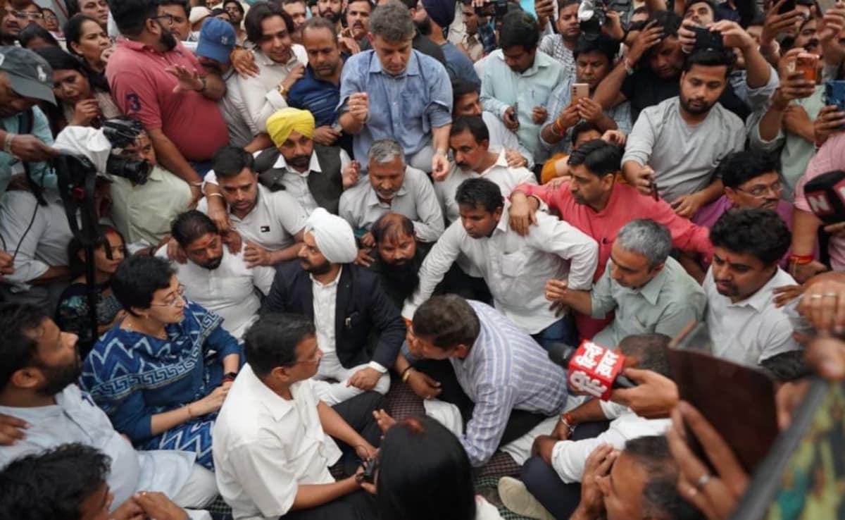 दिल्ली के पूर्व सीएम अरविंद केजरीवाल ने पालम अग्निकांड के घटनास्थल का दौरा किया