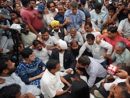 दिल्ली के पूर्व सीएम अरविंद केजरीवाल ने पालम अग्निकांड के घटनास्थल का दौरा किया