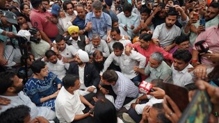 दिल्ली के पूर्व सीएम अरविंद केजरीवाल ने पालम अग्निकांड के घटनास्थल का दौरा किया