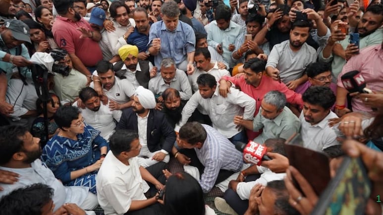 दिल्ली के पूर्व सीएम अरविंद केजरीवाल ने पालम अग्निकांड के घटनास्थल का दौरा किया