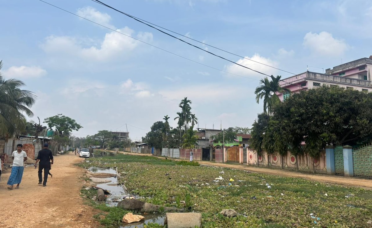 अजमल के विरोधी इलाके में विकास न होने का आरोप लगाते हैं