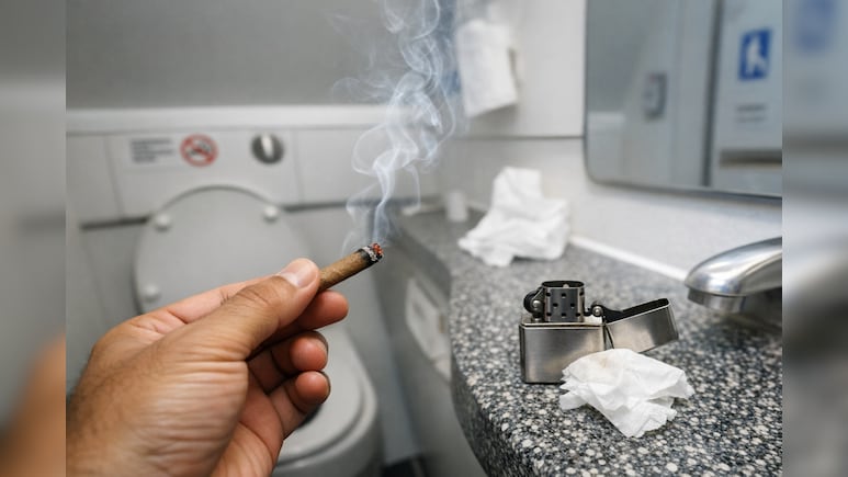 दिल्ली&ndash;गोवा फ्लाइट के टॉयलेट में बीड़ी पीते मिला शख्स, पुलिस ने दर्ज किया मुकदमा