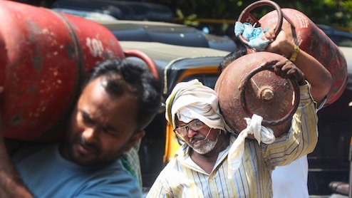 पेट्रोल-डीजल पंपों पर लंबी कतारें क्यों? तेल कंपनियों ने बताया- देश में कितना है तेल का भंडार