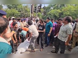 ग्वालियर एक्सीडेंट: परिजनों ने शवों को सड़क पर रख किया चक्कजाम, स्कॉर्पियो मालिक-ड्राइवर को फांसी देने की मांग