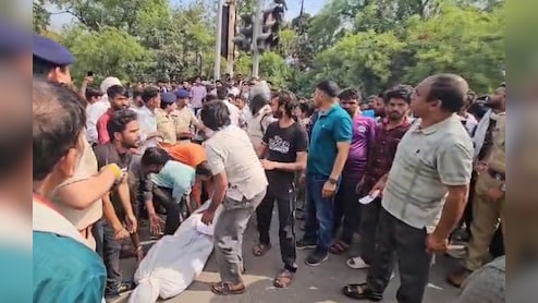 ग्वालियर एक्सीडेंट: परिजनों ने शवों को सड़क पर रख किया चक्कजाम, स्कॉर्पियो मालिक-ड्राइवर को फांसी देने की मांग